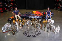 开云体育下载-哈斯车队险胜红牛二队，塞恩斯统治全场的简单介绍