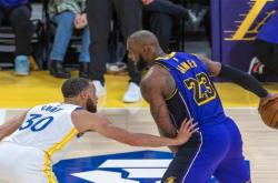 开云体育直播-湖人逆转骑士，全队表现出色