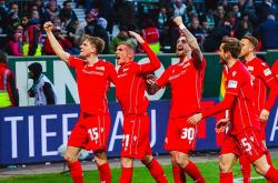 开云体育APP下载-柏林联队球员庆祝胜利，团结一致