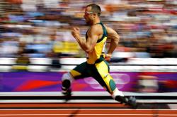 开云体育入口-街道上的速度之王，布克在F1之夜的无争议加冕