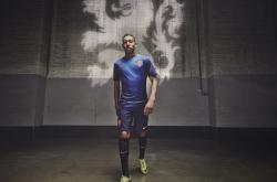 开云下载-赛道上的绝杀与球场上的统治，当杜兰特在F1接管比赛，尼克斯已稳稳拿下广东队