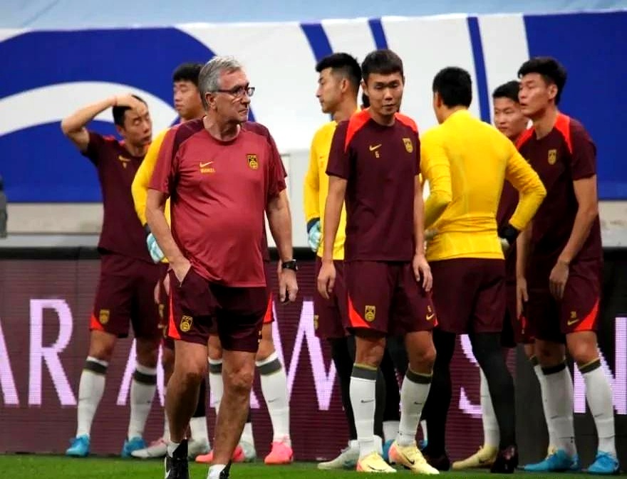 球员交易窗口开启，球队积极调整阵容备战新赛季的简单介绍