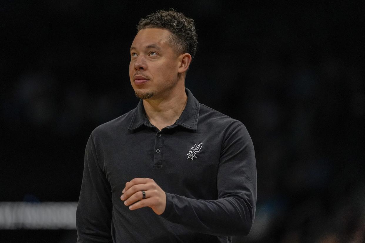 马刺队主帅调整战术，带领球队取得胜利的简单介绍