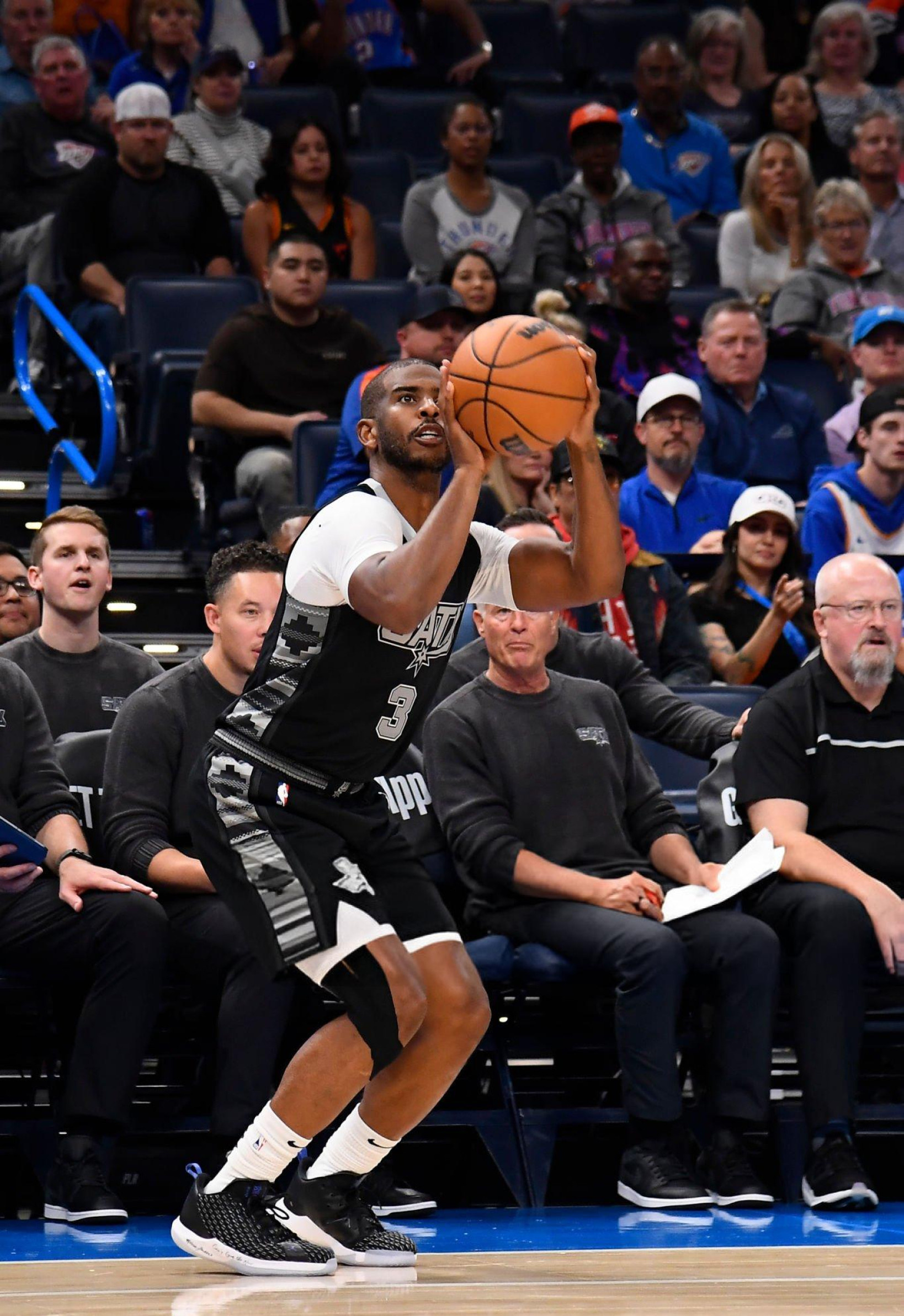 马刺队主帅调整战术，带领球队取得胜利的简单介绍