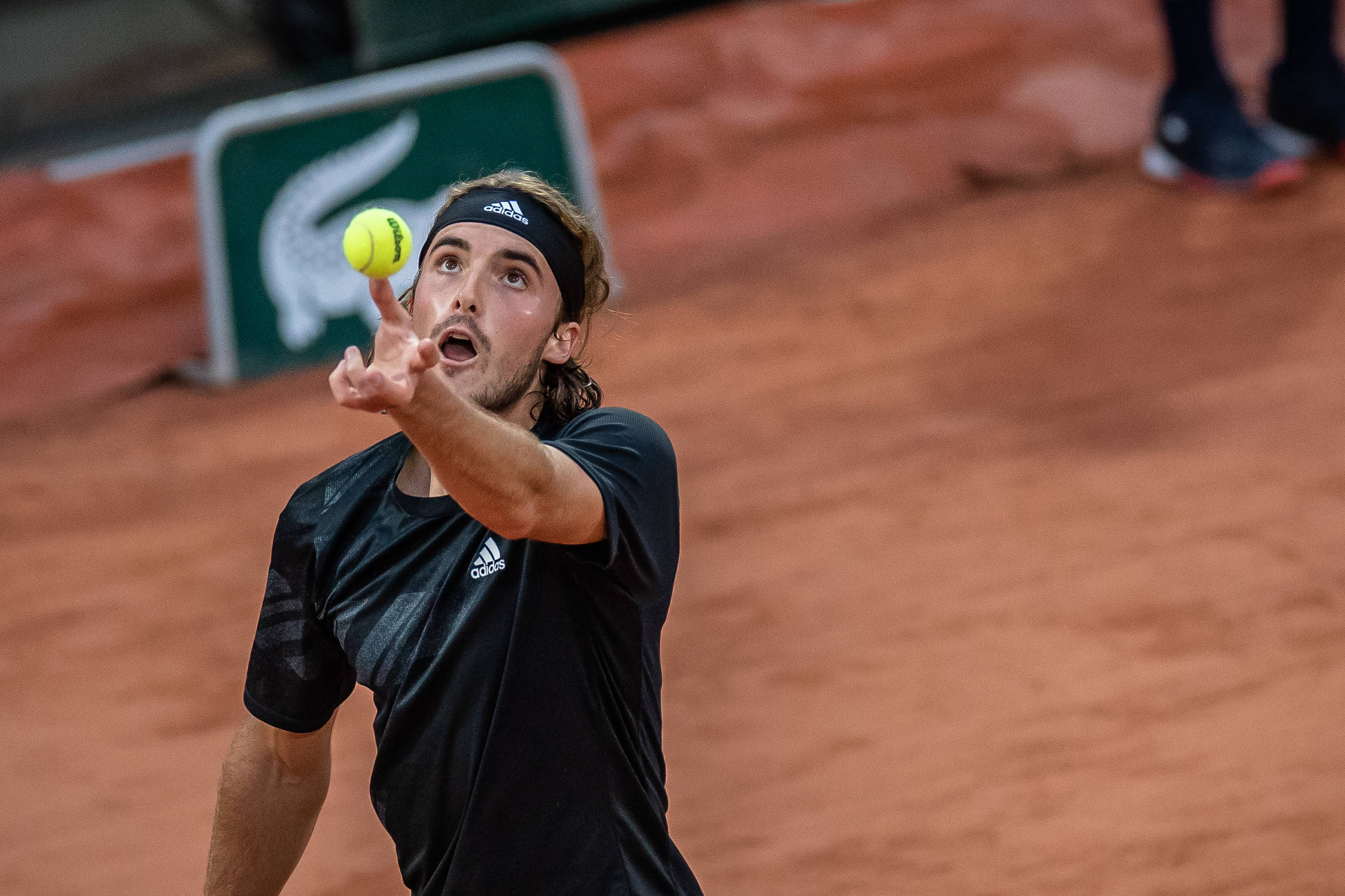 包含英国网球队轻取美国网球队，西西帕斯惊艳世界的词条