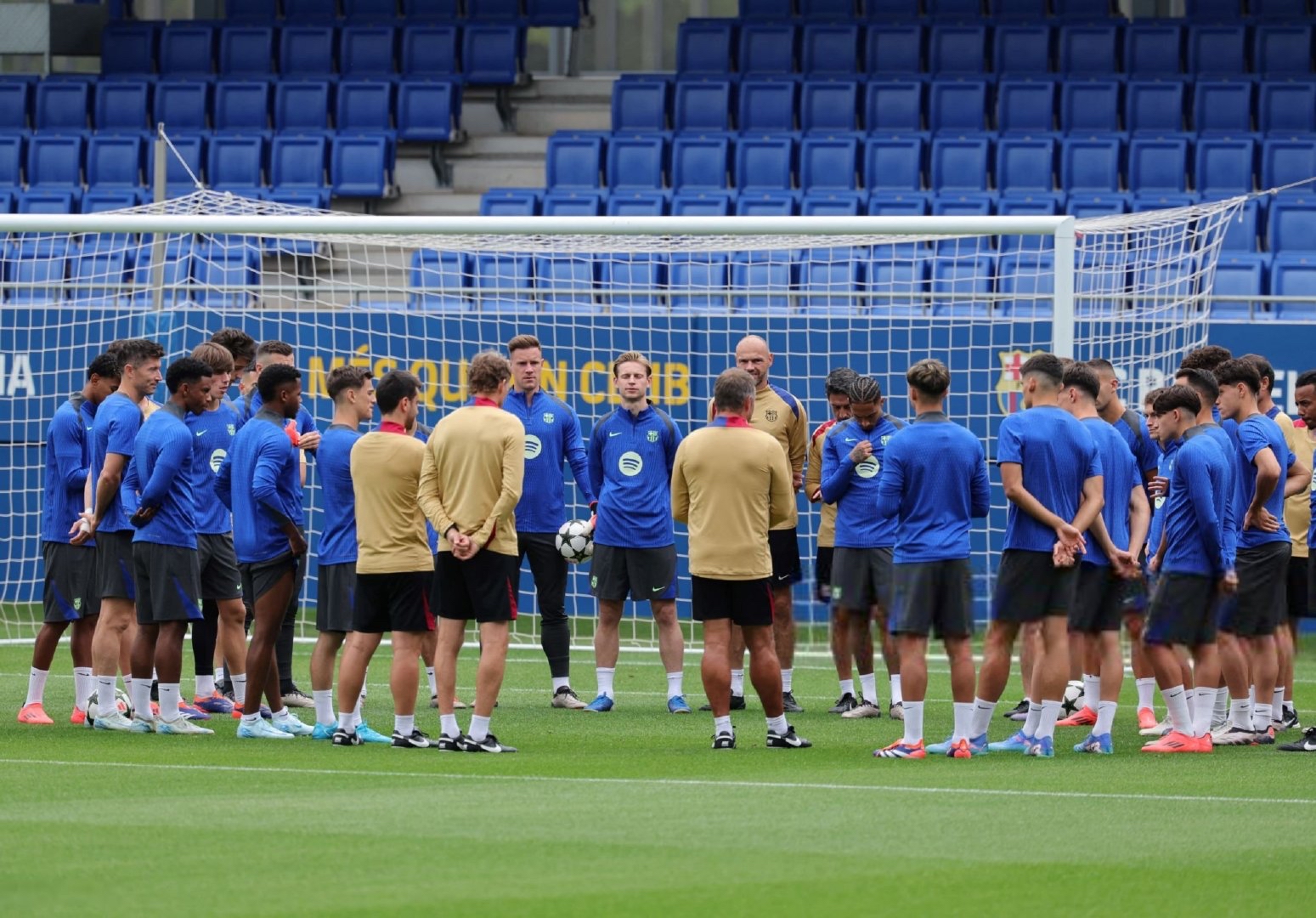 摩纳哥球员们在场上全力以赴 摩纳哥球员们在场上全力以赴