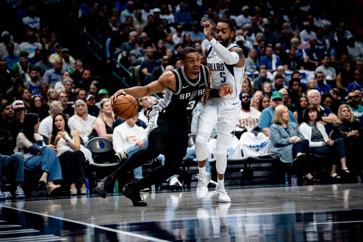 马刺力克独行侠，布克统治全场的简单介绍