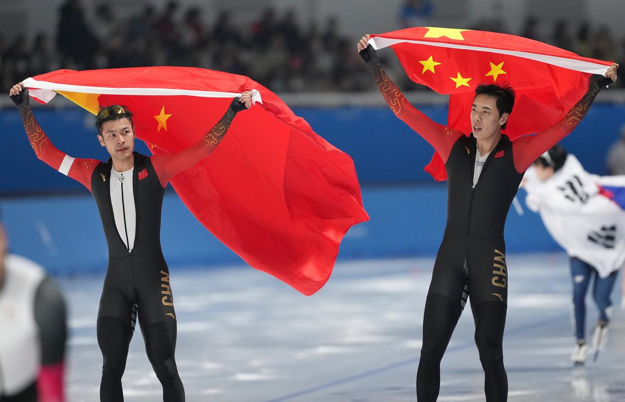 速度滑冰选手以超高速率夺得第一名 速度滑冰选手以超高速率夺得第一名