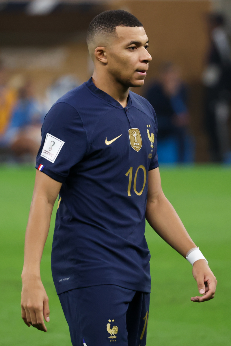 包含巴黎铁塔球员高光时刻，助球队逆转胜利的词条