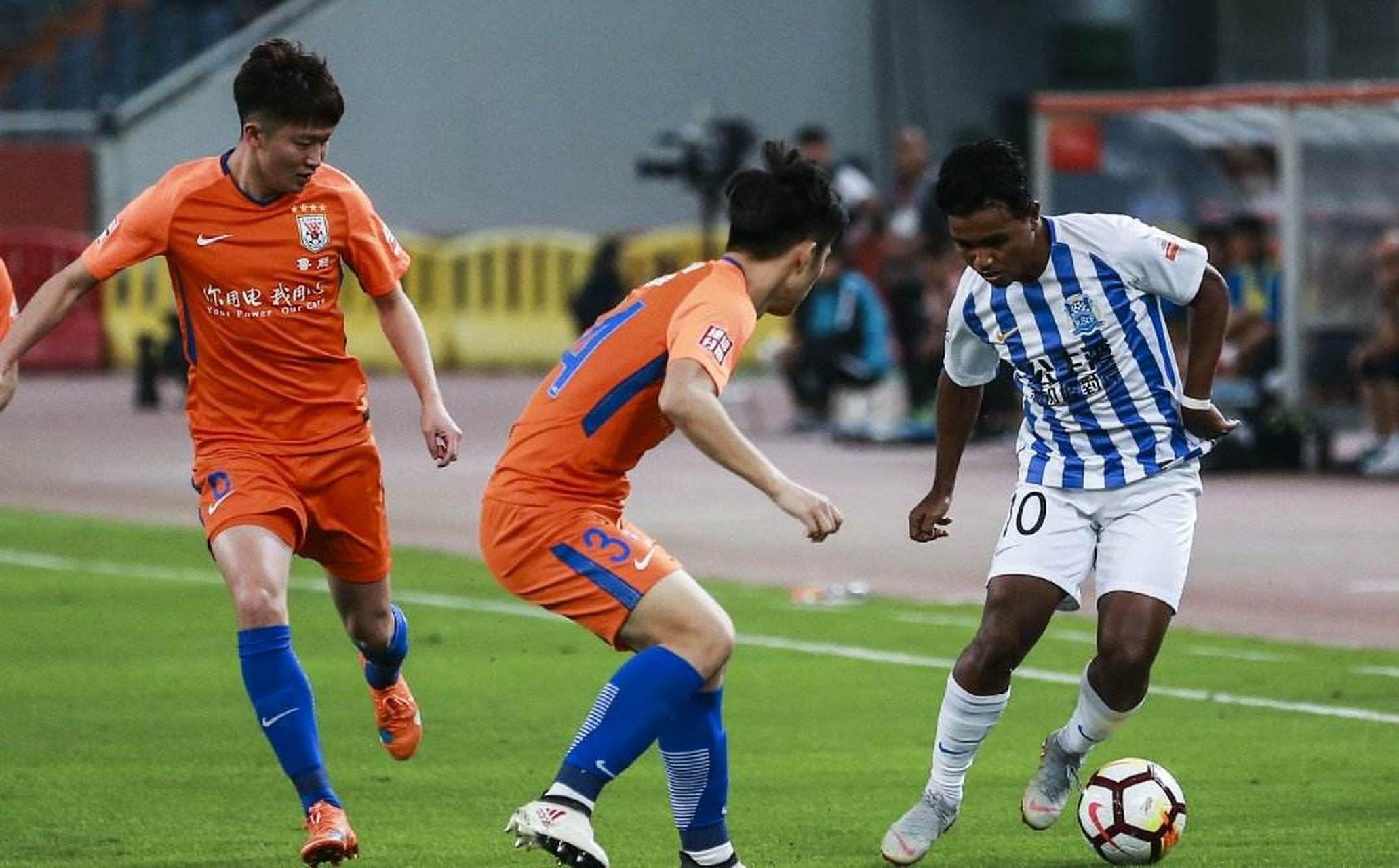 包含富力主场大胜鲁能，豪取保级关键的词条