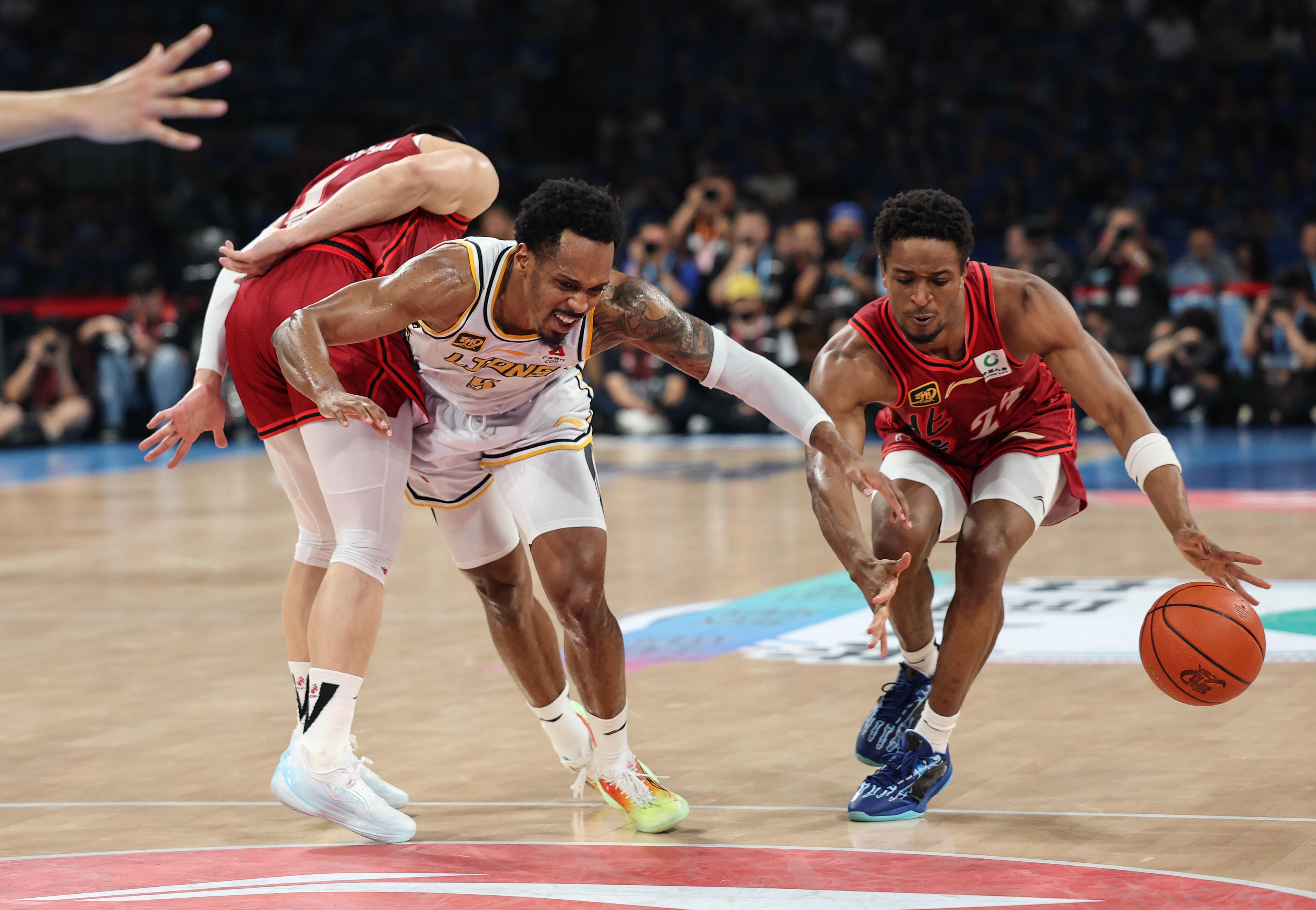 包含球场巅峰交锋，激情冲击，场上大战即将爆发的词条