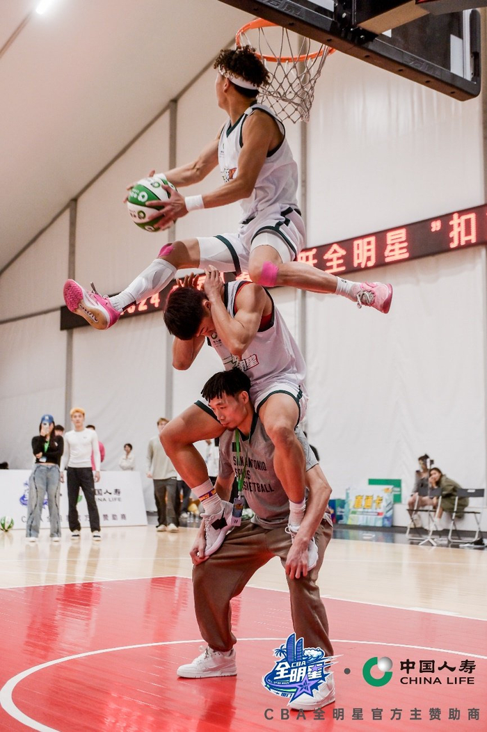 精彩犀利扣篮瞬间,球迷尖叫欢呼的简单介绍 精彩犀利扣篮瞬间,球迷尖叫欢呼的简单介绍