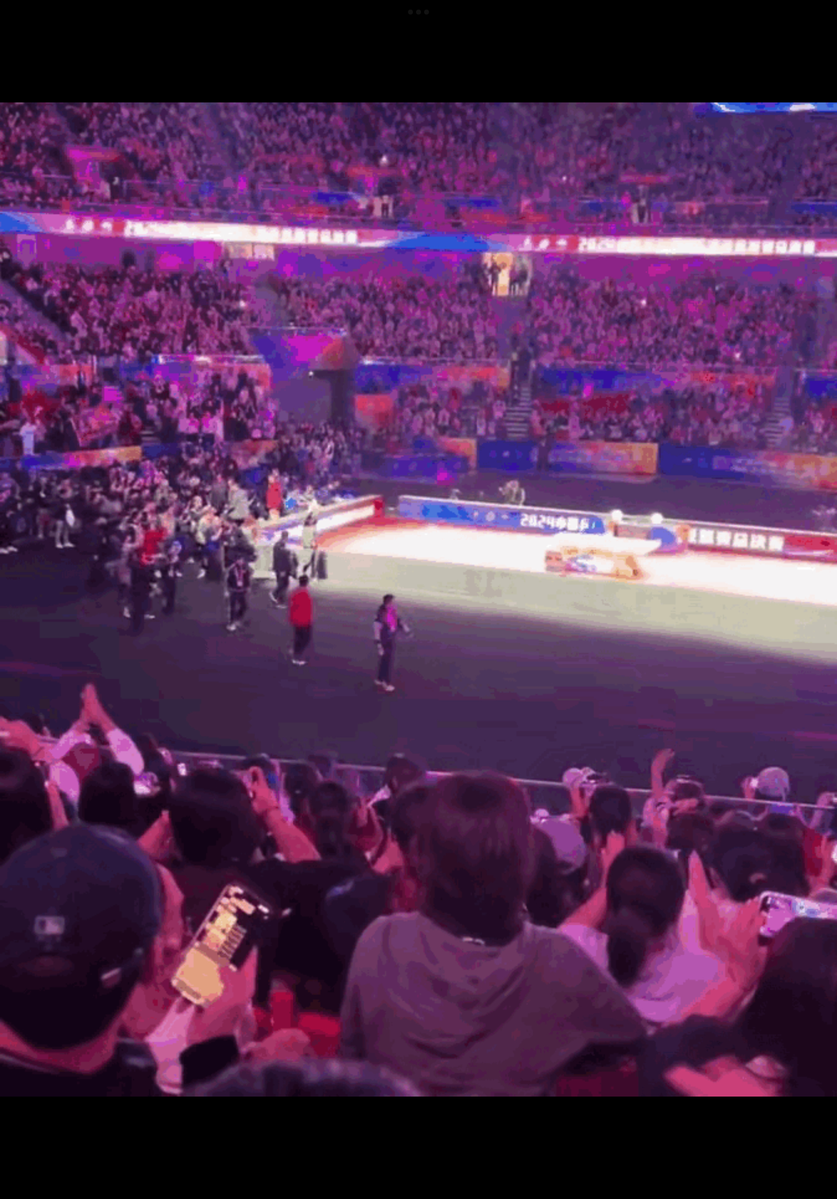 关于裁判判罚争议不断，球迷情绪沸腾的信息