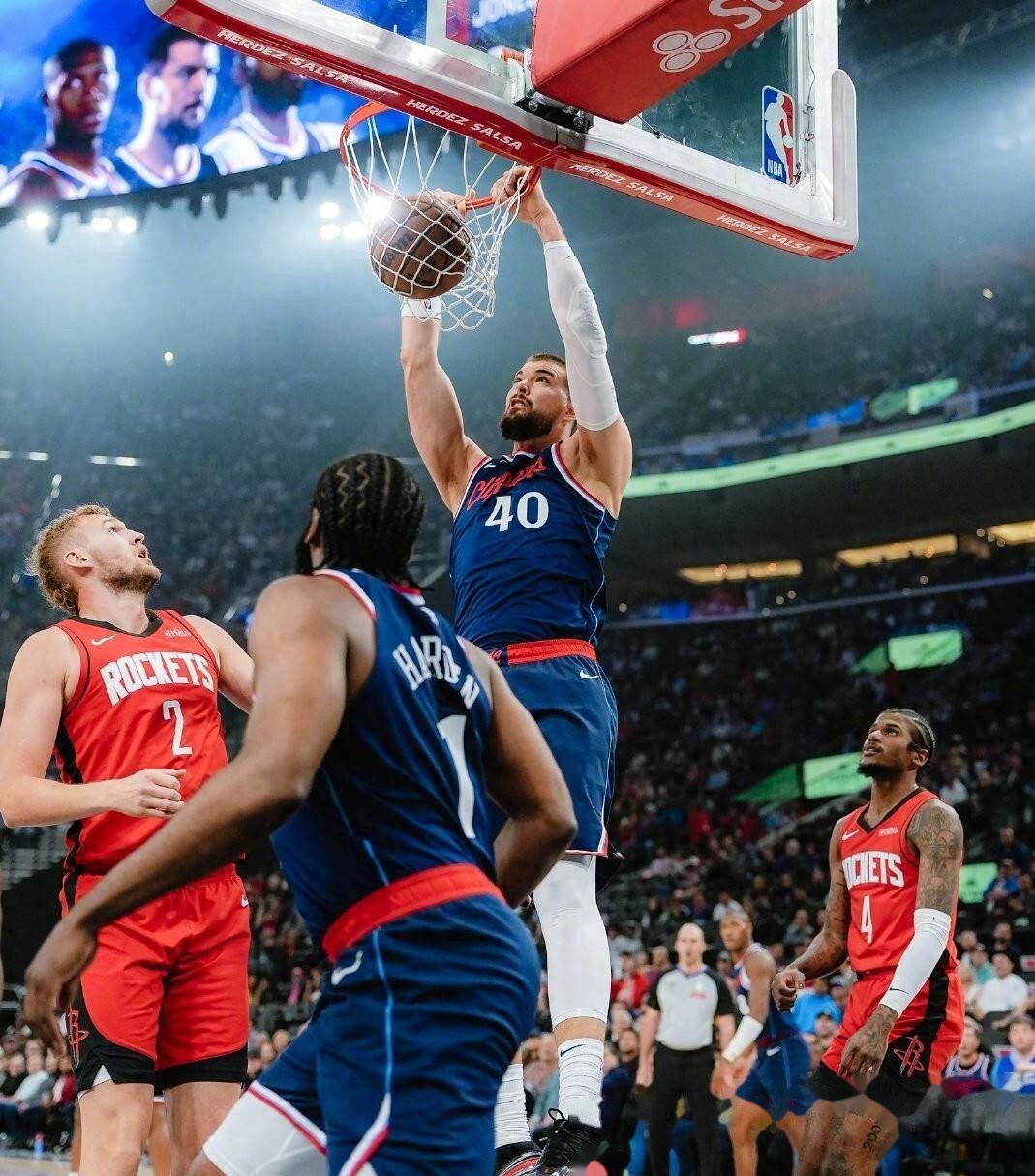 北京队轻取快船，詹姆斯关键制胜