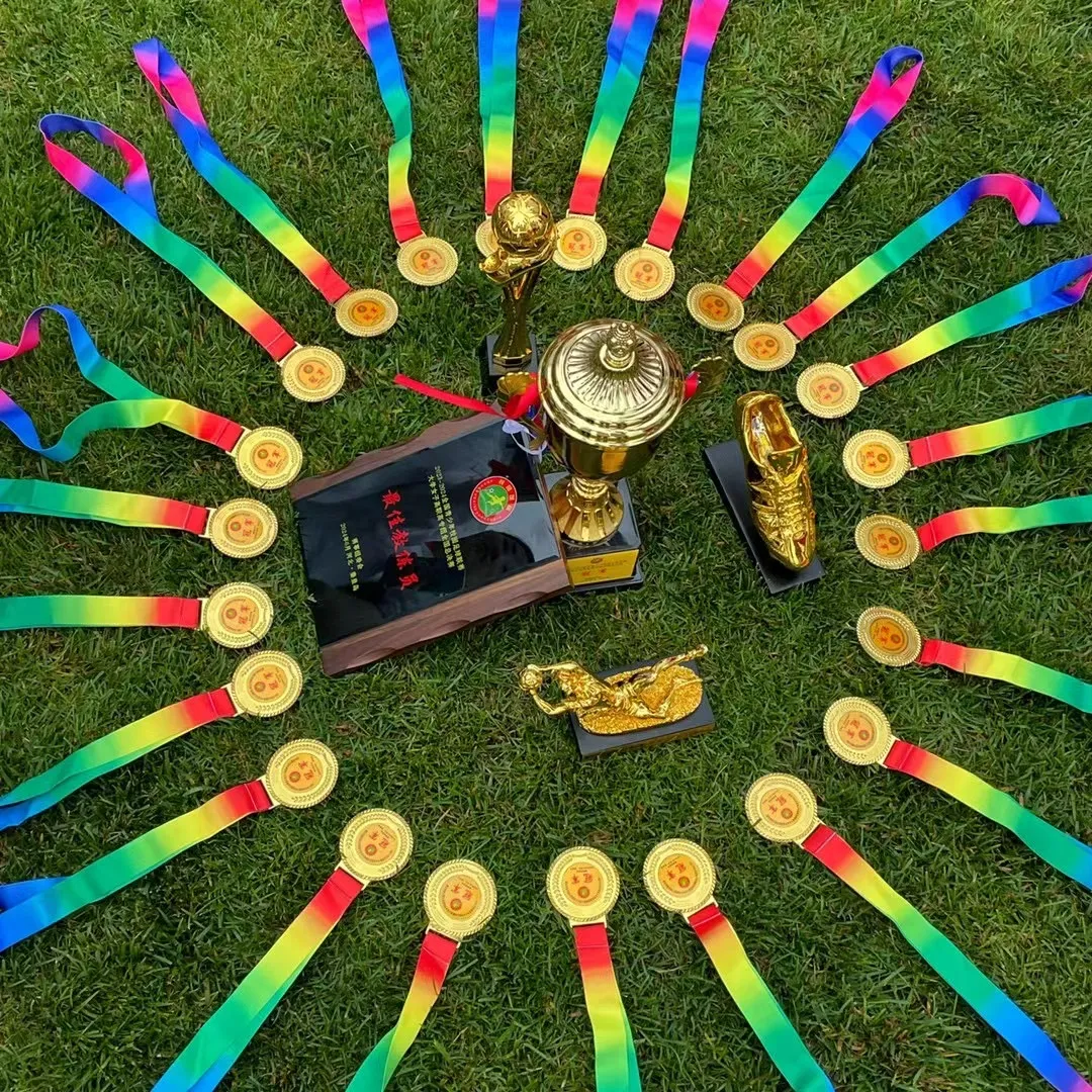 包含体育界的风云变换：女足运动员勇夺冠军的词条