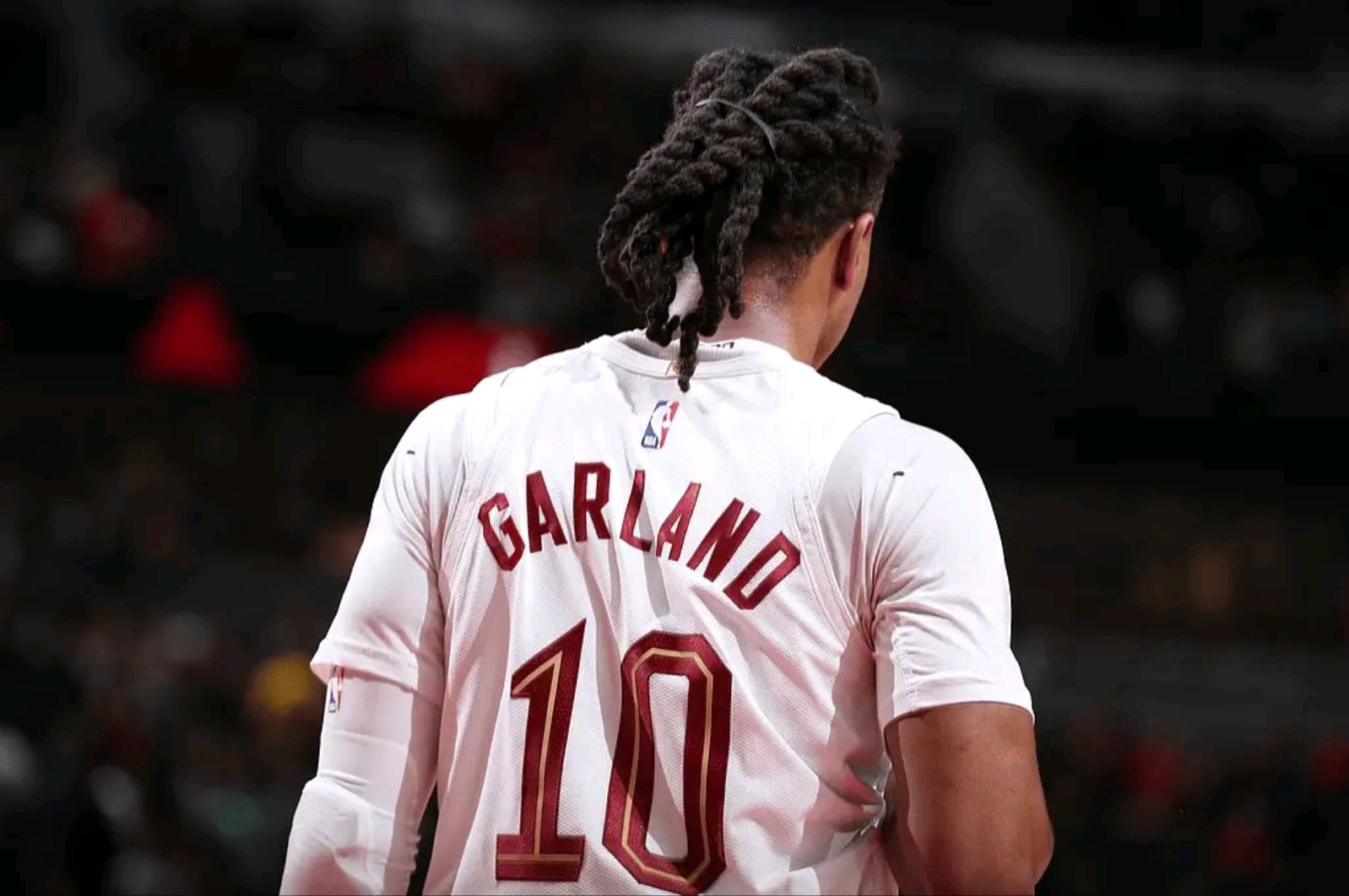 关于山东队翻盘马刺，米切尔惊艳四座的信息