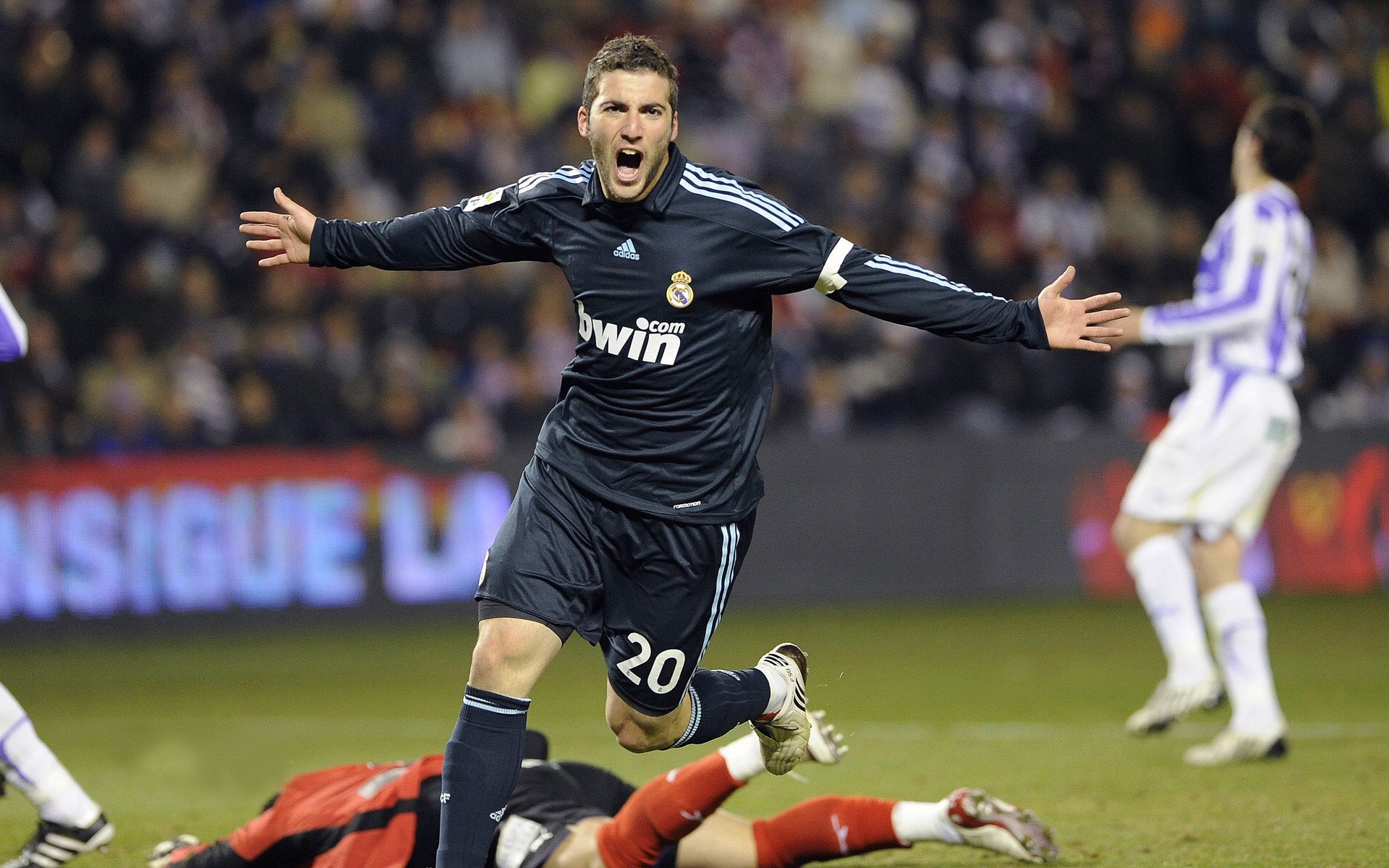 当东方期待遇上西方铁闸，阿拉巴德甲争冠战接管比赛，映照阿森纳终结中国的足球文化冲击